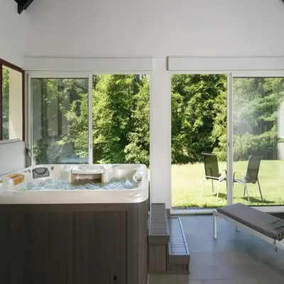 Jacuzzi intérieur, vue sur le jardin
