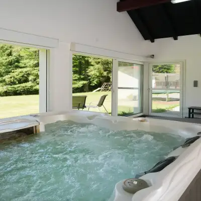 Jacuzzi intérieur, vue sur l'espace détente