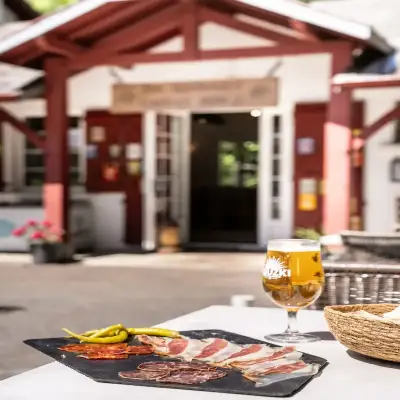 Planche de charcuterie et bière devant le restaurant