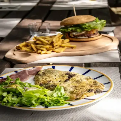 Burger et omelette sur la table