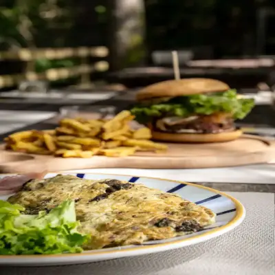Burger et omelette, service en terrasse