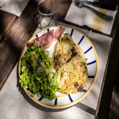 Omelette aux cèpes, jambon et salade
