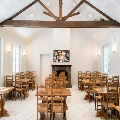 La salle du restaurant et sa cheminée