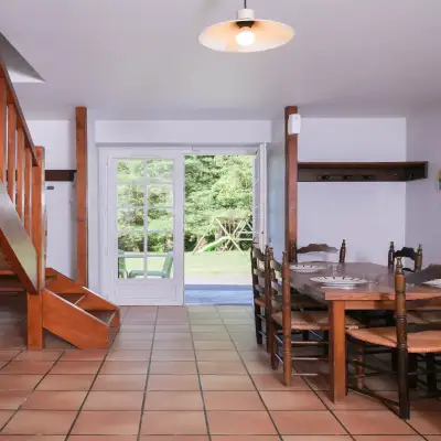 Séjour, escalier et vue sur le jardin