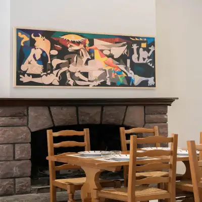 La cheminée de la salle du restaurant