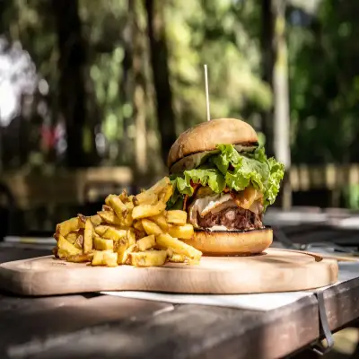 Le burger du chalet et ses frites maison