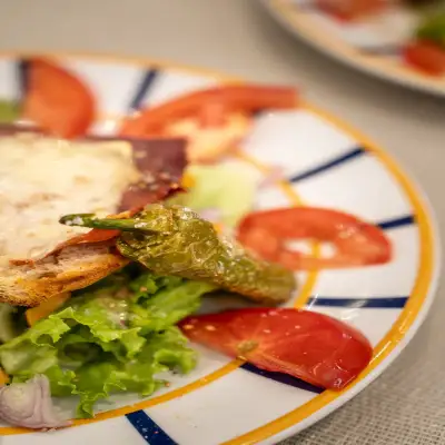 Salade, toast de fromage et piment